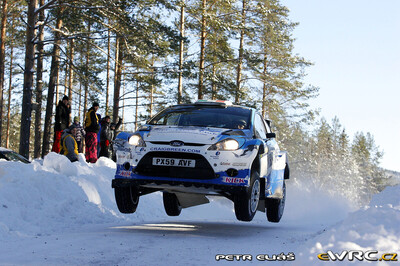 Craig Breen - Gareth Roberts
59º Rally Sweden 2011. Ford Fiesta S2000 (PX59 AVF). Clasificado 15º.

Del 10 al 13 de Febrero, Karlstad.
Superficie: nieve - hielo.

El Rally constaba de 3 etapas con un total de 2059.89 km de los que 351.24 km divididos en 22 tramos eran cronometrados.

Tomaron la salida 45 equipos, finalizaron 34.

© Petr Eliáš

Palabras clave: Ford;Fiesta;Suecia;2011
