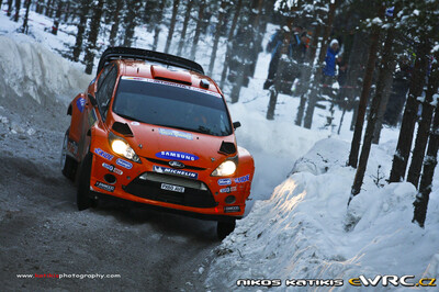 Henning Solberg - Ilka Minor
59º Rally Sweden 2011. Ford Fiesta RS WRC (PX60 AVE). Abandonó por accidente en SS8 Lesjöfors 1 de 15 km.
Stobart M-Sport Ford RT

Del 10 al 13 de Febrero, Karlstad.
Superficie: nieve - hielo.

El Rally constaba de 3 etapas con un total de 2059.89 km de los que 351.24 km divididos en 22 tramos eran cronometrados.

Tomaron la salida 45 equipos, finalizaron 34.

© Nikos Katikis

Palabras clave: Ford;Fiesta;WRC;Suecia;2011