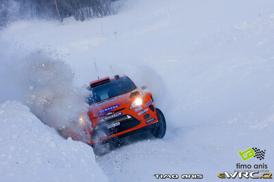 Henning Solberg - Ilka Minor
59º Rally Sweden 2011. Ford Fiesta RS WRC (PX60 AVE). Abandonó por accidente en SS8 Lesjöfors 1 de 15 km.
Stobart M-Sport Ford RT

Del 10 al 13 de Febrero, Karlstad.
Superficie: nieve - hielo.

El Rally constaba de 3 etapas con un total de 2059.89 km de los que 351.24 km divididos en 22 tramos eran cronometrados.

Tomaron la salida 45 equipos, finalizaron 34.

© Timo Anis

Palabras clave: Ford;Fiesta;WRC;Suecia;2011