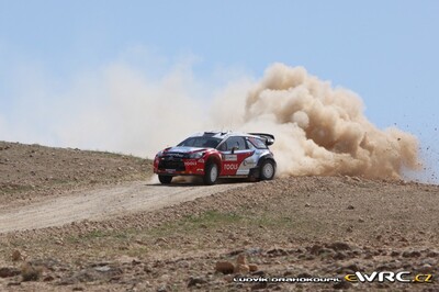 Petter Solberg - Chris Patterson
3º Jordan Rally WRC 2011. Citroën DS3 WRC (BH-528-BM). Abandonó por accidente en SS17 Yakrut 2 de 14,16 km.
Petter Solberg WRT

Del 14 al 16 de Abril, Jordania.
Superficie: tierra.

El Rally constaba de 3 etapas con un total de 935.41 km de los que 333.04 km divididos en 20 tramos eran cronometrados.
La primera etapa (6 tramos en total) fue cancelada debido a un retraso en el transporte del equipamiento de los equipos. 

Tomaron la salida 36 equipos, finalizaron 23.

© Ludvík Drahokoupil

Palabras clave: Citroen;WRC;Jordania;2011