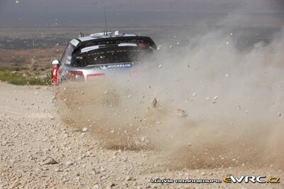 Petter Solberg - Chris Patterson
3º Jordan Rally WRC 2011. Citroën DS3 WRC (BH-528-BM). Abandonó por accidente en SS17 Yakrut 2 de 14,16 km.
Petter Solberg WRT

Del 14 al 16 de Abril, Jordania.
Superficie: tierra.

El Rally constaba de 3 etapas con un total de 935.41 km de los que 333.04 km divididos en 20 tramos eran cronometrados.
La primera etapa (6 tramos en total) fue cancelada debido a un retraso en el transporte del equipamiento de los equipos. 

Tomaron la salida 36 equipos, finalizaron 23.

© Ludvík Drahokoupil

Palabras clave: Citroen;WRC;Jordania;2011