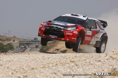 Petter Solberg - Chris Patterson
3º Jordan Rally WRC 2011. Citroën DS3 WRC (BH-528-BM). Abandonó por accidente en SS17 Yakrut 2 de 14,16 km.
Petter Solberg WRT

Del 14 al 16 de Abril, Jordania.
Superficie: tierra.

El Rally constaba de 3 etapas con un total de 935.41 km de los que 333.04 km divididos en 20 tramos eran cronometrados.
La primera etapa (6 tramos en total) fue cancelada debido a un retraso en el transporte del equipamiento de los equipos. 

Tomaron la salida 36 equipos, finalizaron 23.

© Ludvík Drahokoupil

Palabras clave: Citroen;WRC;Jordania;2011