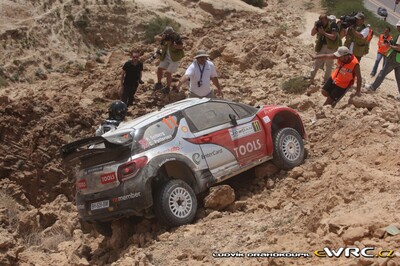 Petter Solberg - Chris Patterson
3º Jordan Rally WRC 2011. Citroën DS3 WRC (BH-528-BM). Abandonó por accidente en SS17 Yakrut 2 de 14,16 km.
Petter Solberg WRT

Del 14 al 16 de Abril, Jordania.
Superficie: tierra.

El Rally constaba de 3 etapas con un total de 935.41 km de los que 333.04 km divididos en 20 tramos eran cronometrados.
La primera etapa (6 tramos en total) fue cancelada debido a un retraso en el transporte del equipamiento de los equipos. 

Tomaron la salida 36 equipos, finalizaron 23.

© Ludvík Drahokoupil

Palabras clave: Citroen;WRC;Jordania;2011