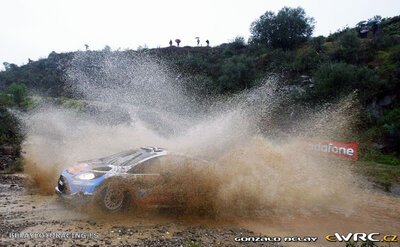 Mads Østberg - Jonas Andersson
46º Vodafone Rally de Portugal 2012. Ford Fiesta RS WRC (PX60 AUV). Clasificado 1º.
Adapta World Rally Team

Hirvonen se llevó inicialmente la victoria, pero posteriormente a la carrera se descalificó al piloto por irregularidades en el Citroën DS3 WRC, por lo que la victoria fue a para al noruego Mads Østberg, la primera de su carrera.

Del 29 de Marzo al 1 de Marzo, Faro.
Superficie: tierra.

El Rally tenia un total de 1497.92 km de los que 434.77 km divididos en 4 etapas y 22 tramos eran cronometrados (3 de ellos fueron cancelados SS8 Tavira 2 de 25.0 km, SS9 Alcarias 2 de 25.2 km, SS10 
São Brás de Alportel 2 de 16.2 km).

Tomaron la salida 51 equipos, finalizaron 30.

© Gonzalo Belay
@
Palabras clave: Mads_Ostberg;Ford;Fiesta;WRC;Portugal;2012