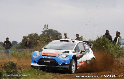 Mads Østberg - Jonas Andersson
46º Vodafone Rally de Portugal 2012. Ford Fiesta RS WRC (PX60 AUV). Clasificado 1º.
Adapta World Rally Team

Hirvonen se llevó inicialmente la victoria, pero posteriormente a la carrera se descalificó al piloto por irregularidades en el Citroën DS3 WRC, por lo que la victoria fue a para al noruego Mads Østberg, la primera de su carrera.

Del 29 de Marzo al 1 de Marzo, Faro.
Superficie: tierra.

El Rally tenia un total de 1497.92 km de los que 434.77 km divididos en 4 etapas y 22 tramos eran cronometrados (3 de ellos fueron cancelados SS8 Tavira 2 de 25.0 km, SS9 Alcarias 2 de 25.2 km, SS10 
São Brás de Alportel 2 de 16.2 km).

Tomaron la salida 51 equipos, finalizaron 30.

© Gonzalo Belay
@@
Palabras clave: Mads_Ostberg;Ford;Fiesta;WRC;Portugal;2012