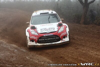 Evgeniy Novikov - Denis Giraudet
46º Vodafone Rally de Portugal 2012. Ford Fiesta RS WRC (RU55 ALM). Clasificado 2º.
M-Sport Ford WRT

Del 29 de Marzo al 1 de Marzo, Faro.
Superficie: tierra.

El Rally tenia un total de 1497.92 km de los que 434.77 km divididos en 4 etapas y 22 tramos eran cronometrados (3 de ellos fueron cancelados SS8 Tavira 2 de 25.0 km, SS9 Alcarias 2 de 25.2 km, SS10
São Brás de Alportel 2 de 16.2 km).

Tomaron la salida 51 equipos, finalizaron 30.

© Ladislav Holecek
@@
Palabras clave: Ford;Fiesta;WRC;Portugal;2009