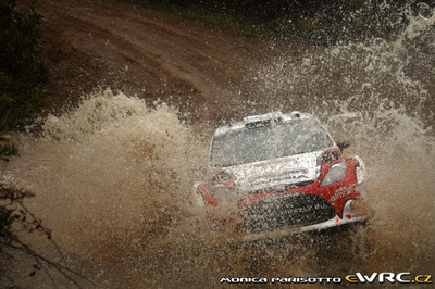 Evgeniy Novikov - Denis Giraudet
46º Vodafone Rally de Portugal 2012. Ford Fiesta RS WRC (RU55 ALM). Clasificado 2º.
M-Sport Ford WRT

Del 29 de Marzo al 1 de Marzo, Faro.
Superficie: tierra.

El Rally tenia un total de 1497.92 km de los que 434.77 km divididos en 4 etapas y 22 tramos eran cronometrados (3 de ellos fueron cancelados SS8 Tavira 2 de 25.0 km, SS9 Alcarias 2 de 25.2 km, SS10
São Brás de Alportel 2 de 16.2 km).

Tomaron la salida 51 equipos, finalizaron 30.

© Monica Parisotto
@
Palabras clave: Ford;Fiesta;WRC;Portugal;2009