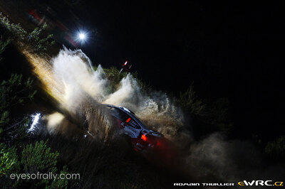 Evgeniy Novikov - Denis Giraudet
46º Vodafone Rally de Portugal 2012. Ford Fiesta RS WRC (RU55 ALM). Clasificado 2º.
M-Sport Ford WRT

Del 29 de Marzo al 1 de Marzo, Faro.
Superficie: tierra.

El Rally tenia un total de 1497.92 km de los que 434.77 km divididos en 4 etapas y 22 tramos eran cronometrados (3 de ellos fueron cancelados SS8 Tavira 2 de 25.0 km, SS9 Alcarias 2 de 25.2 km, SS10
São Brás de Alportel 2 de 16.2 km).

Tomaron la salida 51 equipos, finalizaron 30.

© Romain Thuillier
@
Palabras clave: Ford;Fiesta;WRC;Portugal;2009