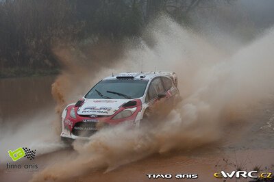 Evgeniy Novikov - Denis Giraudet
46º Vodafone Rally de Portugal 2012. Ford Fiesta RS WRC (RU55 ALM). Clasificado 2º.
M-Sport Ford WRT

Del 29 de Marzo al 1 de Marzo, Faro.
Superficie: tierra.

El Rally tenia un total de 1497.92 km de los que 434.77 km divididos en 4 etapas y 22 tramos eran cronometrados (3 de ellos fueron cancelados SS8 Tavira 2 de 25.0 km, SS9 Alcarias 2 de 25.2 km, SS10
São Brás de Alportel 2 de 16.2 km).

Tomaron la salida 51 equipos, finalizaron 30.

© Timo Anis
@@
Palabras clave: Ford;Fiesta;WRC;Portugal;2009