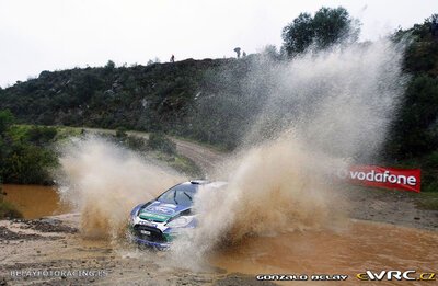 Petter Solberg - Chris Patterson
46º Vodafone Rally de Portugal 2012. Ford Fiesta RS WRC (PX61 AWU). Clasificado 3º.
Ford World Rally Team

Del 29 de Marzo al 1 de Marzo, Faro.
Superficie: tierra.

El Rally tenia un total de 1497.92 km de los que 434.77 km divididos en 4 etapas y 22 tramos eran cronometrados (3 de ellos fueron cancelados SS8 Tavira 2 de 25.0 km, SS9 Alcarias 2 de 25.2 km, SS10
São Brás de Alportel 2 de 16.2 km).

Tomaron la salida 51 equipos, finalizaron 30.

© Gonzalo Belay
@@
Palabras clave: Petter_Solberg;Ford;Fiesta;WRC;Portugal;2012