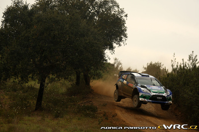 Petter Solberg - Chris Patterson
46º Vodafone Rally de Portugal 2012. Ford Fiesta RS WRC (PX61 AWU). Clasificado 3º.
Ford World Rally Team

Del 29 de Marzo al 1 de Marzo, Faro.
Superficie: tierra.

El Rally tenia un total de 1497.92 km de los que 434.77 km divididos en 4 etapas y 22 tramos eran cronometrados (3 de ellos fueron cancelados SS8 Tavira 2 de 25.0 km, SS9 Alcarias 2 de 25.2 km, SS10
São Brás de Alportel 2 de 16.2 km).

Tomaron la salida 51 equipos, finalizaron 30.

© Monica Parisotto
@
Palabras clave: Petter_Solberg;Ford;Fiesta;WRC;Portugal;2012