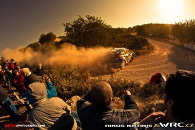 Petter Solberg - Chris Patterson
46º Vodafone Rally de Portugal 2012. Ford Fiesta RS WRC (PX61 AWU). Clasificado 3º.
Ford World Rally Team

Del 29 de Marzo al 1 de Marzo, Faro.
Superficie: tierra.

El Rally tenia un total de 1497.92 km de los que 434.77 km divididos en 4 etapas y 22 tramos eran cronometrados (3 de ellos fueron cancelados SS8 Tavira 2 de 25.0 km, SS9 Alcarias 2 de 25.2 km, SS10
São Brás de Alportel 2 de 16.2 km).

Tomaron la salida 51 equipos, finalizaron 30.

© Nikos Katikis
@@
Palabras clave: Petter_Solberg;Ford;Fiesta;WRC;Portugal;2012