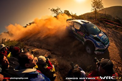 Petter Solberg - Chris Patterson
46º Vodafone Rally de Portugal 2012. Ford Fiesta RS WRC (PX61 AWU). Clasificado 3º.
Ford World Rally Team

Del 29 de Marzo al 1 de Marzo, Faro.
Superficie: tierra.

El Rally tenia un total de 1497.92 km de los que 434.77 km divididos en 4 etapas y 22 tramos eran cronometrados (3 de ellos fueron cancelados SS8 Tavira 2 de 25.0 km, SS9 Alcarias 2 de 25.2 km, SS10
São Brás de Alportel 2 de 16.2 km).

Tomaron la salida 51 equipos, finalizaron 30.

© Nikos Katikis
@@
Palabras clave: Petter_Solberg;Ford;Fiesta;WRC;Portugal;2012