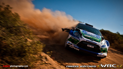 Petter Solberg - Chris Patterson
46º Vodafone Rally de Portugal 2012. Ford Fiesta RS WRC (PX61 AWU). Clasificado 3º.
Ford World Rally Team

Del 29 de Marzo al 1 de Marzo, Faro.
Superficie: tierra.

El Rally tenia un total de 1497.92 km de los que 434.77 km divididos en 4 etapas y 22 tramos eran cronometrados (3 de ellos fueron cancelados SS8 Tavira 2 de 25.0 km, SS9 Alcarias 2 de 25.2 km, SS10
São Brás de Alportel 2 de 16.2 km).

Tomaron la salida 51 equipos, finalizaron 30.

© Nikos Katikis
@
Palabras clave: Petter_Solberg;Ford;Fiesta;WRC;Portugal;2012