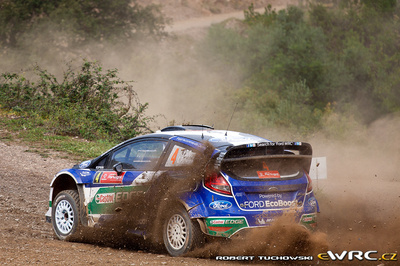 Petter Solberg - Chris Patterson
46º Vodafone Rally de Portugal 2012. Ford Fiesta RS WRC (PX61 AWU). Clasificado 3º.
Ford World Rally Team

Del 29 de Marzo al 1 de Marzo, Faro.
Superficie: tierra.

El Rally tenia un total de 1497.92 km de los que 434.77 km divididos en 4 etapas y 22 tramos eran cronometrados (3 de ellos fueron cancelados SS8 Tavira 2 de 25.0 km, SS9 Alcarias 2 de 25.2 km, SS10
São Brás de Alportel 2 de 16.2 km).

Tomaron la salida 51 equipos, finalizaron 30.

© Robert Tuchowski
@
Palabras clave: Petter_Solberg;Ford;Fiesta;WRC;Portugal;2012
