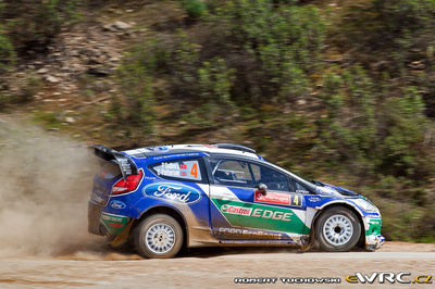 Petter Solberg - Chris Patterson
46º Vodafone Rally de Portugal 2012. Ford Fiesta RS WRC (PX61 AWU). Clasificado 3º.
Ford World Rally Team

Del 29 de Marzo al 1 de Marzo, Faro.
Superficie: tierra.

El Rally tenia un total de 1497.92 km de los que 434.77 km divididos en 4 etapas y 22 tramos eran cronometrados (3 de ellos fueron cancelados SS8 Tavira 2 de 25.0 km, SS9 Alcarias 2 de 25.2 km, SS10
São Brás de Alportel 2 de 16.2 km).

Tomaron la salida 51 equipos, finalizaron 30.

© Robert Tuchowski
@
Palabras clave: Petter_Solberg;Ford;Fiesta;WRC;Portugal;2012