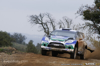 Petter Solberg - Chris Patterson
46º Vodafone Rally de Portugal 2012. Ford Fiesta RS WRC (PX61 AWU). Clasificado 3º.
Ford World Rally Team

Del 29 de Marzo al 1 de Marzo, Faro.
Superficie: tierra.

El Rally tenia un total de 1497.92 km de los que 434.77 km divididos en 4 etapas y 22 tramos eran cronometrados (3 de ellos fueron cancelados SS8 Tavira 2 de 25.0 km, SS9 Alcarias 2 de 25.2 km, SS10
São Brás de Alportel 2 de 16.2 km).

Tomaron la salida 51 equipos, finalizaron 30.

© Romain Thuillier
@
Palabras clave: Petter_Solberg;Ford;Fiesta;WRC;Portugal;2012