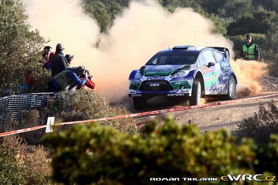 Petter Solberg - Chris Patterson
46º Vodafone Rally de Portugal 2012. Ford Fiesta RS WRC (PX61 AWU). Clasificado 3º.
Ford World Rally Team

Del 29 de Marzo al 1 de Marzo, Faro.
Superficie: tierra.

El Rally tenia un total de 1497.92 km de los que 434.77 km divididos en 4 etapas y 22 tramos eran cronometrados (3 de ellos fueron cancelados SS8 Tavira 2 de 25.0 km, SS9 Alcarias 2 de 25.2 km, SS10
São Brás de Alportel 2 de 16.2 km).

Tomaron la salida 51 equipos, finalizaron 30.

© Romain Thuillier
@@
Palabras clave: Petter_Solberg;Ford;Fiesta;WRC;Portugal;2012