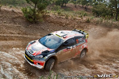 Martin Prokop - Zdenek Hruza
46º Vodafone Rally de Portugal 2012. Ford Fiesta RS WRC (06R 0030). Clasificado 5º.
Czech Ford National Team

Del 29 de Marzo al 1 de Marzo, Faro.
Superficie: tierra.

El Rally tenia un total de 1497.92 km de los que 434.77 km divididos en 4 etapas y 22 tramos eran cronometrados (3 de ellos fueron cancelados SS8 Tavira 2 de 25.0 km, SS9 Alcarias 2 de 25.2 km, SS10
São Brás de Alportel 2 de 16.2 km).

Tomaron la salida 51 equipos, finalizaron 30.

© Robert Tuchowski
@
Palabras clave: Martin_Prokop;Ford;Fiesta;WRC;Portugal;2012