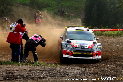 Martin Prokop - Zdenek Hruza
46º Vodafone Rally de Portugal 2012. Ford Fiesta RS WRC (06R 0030). Clasificado 5º.
Czech Ford National Team

Del 29 de Marzo al 1 de Marzo, Faro.
Superficie: tierra.

El Rally tenia un total de 1497.92 km de los que 434.77 km divididos en 4 etapas y 22 tramos eran cronometrados (3 de ellos fueron cancelados SS8 Tavira 2 de 25.0 km, SS9 Alcarias 2 de 25.2 km, SS10
São Brás de Alportel 2 de 16.2 km).

Tomaron la salida 51 equipos, finalizaron 30.

© Roman Tihlarík
@
Palabras clave: ;Ford;Fiesta;WRC;Portugal;2012