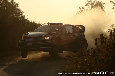 Dennis Kuipers - Robin Buysmans
46º Vodafone Rally de Portugal 2012. Ford Fiesta RS WRC (PX11 AWN). Clasificado 6º.
M-Sport Ford WRT

Del 29 de Marzo al 1 de Marzo, Faro.
Superficie: tierra.

El Rally tenia un total de 1497.92 km de los que 434.77 km divididos en 4 etapas y 22 tramos eran cronometrados (3 de ellos fueron cancelados SS8 Tavira 2 de 25.0 km, SS9 Alcarias 2 de 25.2 km, SS10
São Brás de Alportel 2 de 16.2 km).

Tomaron la salida 51 equipos, finalizaron 30.

© Monica Parisotto
@
Palabras clave: Ford;Fiesta;WRC;Portugal;2012