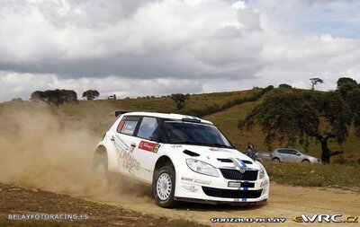 Sébastien Ogier - Julien Ingrassia
46º Vodafone Rally de Portugal 2012. Skoda Fabia S2000 (H VM 135). Clasificado 7º.
Volkswagen Motorsport

Del 29 de Marzo al 1 de Marzo, Faro.
Superficie: tierra.

El Rally tenia un total de 1497.92 km de los que 434.77 km divididos en 4 etapas y 22 tramos eran cronometrados (3 de ellos fueron cancelados SS8 Tavira 2 de 25.0 km, SS9 Alcarias 2 de 25.2 km, SS10
São Brás de Alportel 2 de 16.2 km).

Tomaron la salida 51 equipos, finalizaron 30.

© Gonzalo Belay
@
Palabras clave: Sebastien_Ogier;Skoda;Fabia;Portugal;2012