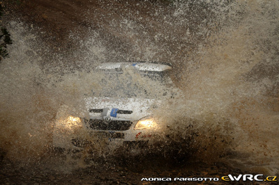 Sébastien Ogier - Julien Ingrassia
46º Vodafone Rally de Portugal 2012. Skoda Fabia S2000 (H VM 135). Clasificado 7º.
Volkswagen Motorsport

Del 29 de Marzo al 1 de Marzo, Faro.
Superficie: tierra.

El Rally tenia un total de 1497.92 km de los que 434.77 km divididos en 4 etapas y 22 tramos eran cronometrados (3 de ellos fueron cancelados SS8 Tavira 2 de 25.0 km, SS9 Alcarias 2 de 25.2 km, SS10
São Brás de Alportel 2 de 16.2 km).

Tomaron la salida 51 equipos, finalizaron 30.

© Monica Parisotto
@@
Palabras clave: Sebastien_Ogier;Skoda;Fabia;Portugal;2012