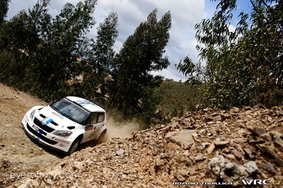 Sébastien Ogier - Julien Ingrassia
46º Vodafone Rally de Portugal 2012. Skoda Fabia S2000 (H VM 135). Clasificado 7º.
Volkswagen Motorsport

Del 29 de Marzo al 1 de Marzo, Faro.
Superficie: tierra.

El Rally tenia un total de 1497.92 km de los que 434.77 km divididos en 4 etapas y 22 tramos eran cronometrados (3 de ellos fueron cancelados SS8 Tavira 2 de 25.0 km, SS9 Alcarias 2 de 25.2 km, SS10
São Brás de Alportel 2 de 16.2 km).

Tomaron la salida 51 equipos, finalizaron 30.

© Romain Thuillier
@
Palabras clave: Sebastien_Ogier;Skoda;Fabia;Portugal;2012