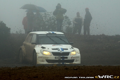 Sébastien Ogier - Julien Ingrassia
46º Vodafone Rally de Portugal 2012. Skoda Fabia S2000 (H VM 135). Clasificado 7º.
Volkswagen Motorsport

Del 29 de Marzo al 1 de Marzo, Faro.
Superficie: tierra.

El Rally tenia un total de 1497.92 km de los que 434.77 km divididos en 4 etapas y 22 tramos eran cronometrados (3 de ellos fueron cancelados SS8 Tavira 2 de 25.0 km, SS9 Alcarias 2 de 25.2 km, SS10
São Brás de Alportel 2 de 16.2 km).

Tomaron la salida 51 equipos, finalizaron 30.

© Roman Tihlarík
@@
Palabras clave: Sebastien_Ogier;Skoda;Fabia;Portugal;2012