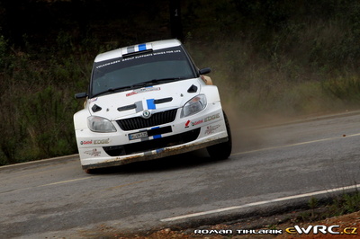 Sébastien Ogier - Julien Ingrassia
46º Vodafone Rally de Portugal 2012. Skoda Fabia S2000 (H VM 135). Clasificado 7º.
Volkswagen Motorsport

Del 29 de Marzo al 1 de Marzo, Faro.
Superficie: tierra.

El Rally tenia un total de 1497.92 km de los que 434.77 km divididos en 4 etapas y 22 tramos eran cronometrados (3 de ellos fueron cancelados SS8 Tavira 2 de 25.0 km, SS9 Alcarias 2 de 25.2 km, SS10
São Brás de Alportel 2 de 16.2 km).

Tomaron la salida 51 equipos, finalizaron 30.

© Roman Tihlarík
@@
Palabras clave: Sebastien_Ogier;Skoda;Fabia;Portugal;2012