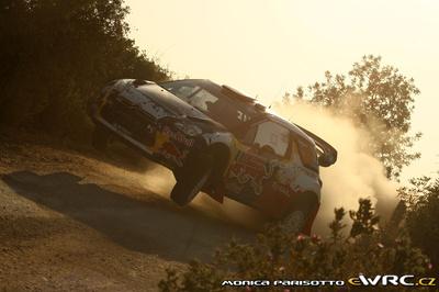 Thierry Neuville - Nicolas Gilsoul
46º Vodafone Rally de Portugal 2012. Citroën DS3 WRC (BF-082-XC). Clasificado 8º.
Citroën Junior WRT

Del 29 de Marzo al 1 de Marzo, Faro.
Superficie: tierra.

El Rally tenia un total de 1497.92 km de los que 434.77 km divididos en 4 etapas y 22 tramos eran cronometrados (3 de ellos fueron cancelados SS8 Tavira 2 de 25.0 km, SS9 Alcarias 2 de 25.2 km, SS10
São Brás de Alportel 2 de 16.2 km).

Tomaron la salida 51 equipos, finalizaron 30.

© Monica Parisotto
@@
Palabras clave: Thierry_Neuville;Citroen;DS3;WRC;Portugal;2012