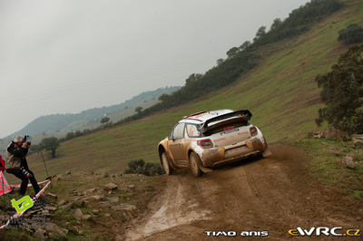 Thierry Neuville - Nicolas Gilsoul
46º Vodafone Rally de Portugal 2012. Citroën DS3 WRC (BF-082-XC). Clasificado 8º.
Citroën Junior WRT

Del 29 de Marzo al 1 de Marzo, Faro.
Superficie: tierra.

El Rally tenia un total de 1497.92 km de los que 434.77 km divididos en 4 etapas y 22 tramos eran cronometrados (3 de ellos fueron cancelados SS8 Tavira 2 de 25.0 km, SS9 Alcarias 2 de 25.2 km, SS10
São Brás de Alportel 2 de 16.2 km).

Tomaron la salida 51 equipos, finalizaron 30.

© Monica Parisotto
@@
Palabras clave: Thierry_Neuville;Citroen;DS3;WRC;Portugal;2012