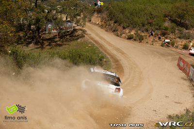 Thierry Neuville - Nicolas Gilsoul
46º Vodafone Rally de Portugal 2012. Citroën DS3 WRC (BF-082-XC). Clasificado 8º.
Citroën Junior WRT

Del 29 de Marzo al 1 de Marzo, Faro.
Superficie: tierra.

El Rally tenia un total de 1497.92 km de los que 434.77 km divididos en 4 etapas y 22 tramos eran cronometrados (3 de ellos fueron cancelados SS8 Tavira 2 de 25.0 km, SS9 Alcarias 2 de 25.2 km, SS10
São Brás de Alportel 2 de 16.2 km).

Tomaron la salida 51 equipos, finalizaron 30.

© Monica Parisotto
@@
Palabras clave: Thierry_Neuville;Citroen;DS3;WRC;Portugal;2012