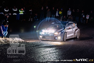 Jari-Matti Latvala - Miikka Anttila
83º Rallye Automobile Monte-Carlo 2015. Volkswagen Polo R WRC (WOB VW 525). Clasificado 2º.
Volkswagen Motorsport

Del 21 al 25 de Enero, Gap - Monaco.
Superficie: asfalto - nieve.

El Rallye constaba de 4 etapas con un total de 1383.15 km de los que 355.48 km divididos en 15 tramos eran cronometrados.

Tomaron la salida 94 equipos, finalizaron 78.

© Nacho Mateo

Palabras clave: Volkswagen;Polo;WRC;Montecarlo;2015