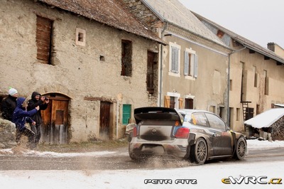 Andreas Mikkelsen - Ola Fløene
83º Rallye Automobile Monte-Carlo 2015. Volkswagen Polo R WRC (WOB VW 522). Clasificado 3º.
Volkswagen Motorsport

Del 21 al 25 de Enero, Gap - Monaco.
Superficie: asfalto - nieve.

El Rallye constaba de 4 etapas con un total de 1383.15 km de los que 355.48 km divididos en 15 tramos eran cronometrados.

Tomaron la salida 94 equipos, finalizaron 78.

© Petr Fitz

Palabras clave: Volkswagen;Polo;WRC;Montecarlo;2015