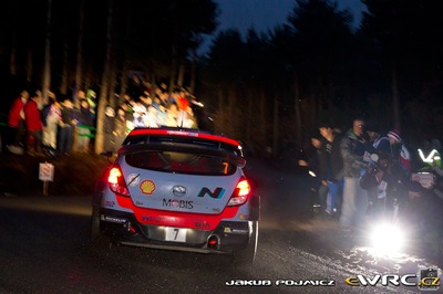 Thierry Neuville - Nicolas Gilsoul
83º Rallye Automobile Monte-Carlo 2015. Hyundai i20 WRC (ALZ WR 46). Clasificado 5º.
Hyundai Motorsport

Del 21 al 25 de Enero, Gap - Monaco.
Superficie: asfalto - nieve.

El Rallye constaba de 4 etapas con un total de 1383.15 km de los que 355.48 km divididos en 15 tramos eran cronometrados.

Tomaron la salida 94 equipos, finalizaron 78.

© Jakub Pojmicz

Palabras clave: Hyundai;Montecarlo;2015