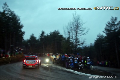 Dani Sordo - Marc Martí
83º Rallye Automobile Monte-Carlo 2015. Hyundai i20 WRC (ALZ WR 47). Clasificado 6º.
Hyundai Motorsport

Del 21 al 25 de Enero, Gap - Monaco.
Superficie: asfalto - nieve.

El Rallye constaba de 4 etapas con un total de 1383.15 km de los que 355.48 km divididos en 15 tramos eran cronometrados.

Tomaron la salida 94 equipos, finalizaron 78.

© Greg Roslon

Palabras clave: Hyundai;Montecarlo;2015