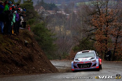 Dani Sordo - Marc Martí
83º Rallye Automobile Monte-Carlo 2015. Hyundai i20 WRC (ALZ WR 47). Clasificado 6º.
Hyundai Motorsport

Del 21 al 25 de Enero, Gap - Monaco.
Superficie: asfalto - nieve.

El Rallye constaba de 4 etapas con un total de 1383.15 km de los que 355.48 km divididos en 15 tramos eran cronometrados.

Tomaron la salida 94 equipos, finalizaron 78.

© Jakub Pojmicz

Palabras clave: Hyundai;Montecarlo;2015