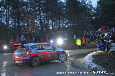 Dani Sordo - Marc Martí
83º Rallye Automobile Monte-Carlo 2015. Hyundai i20 WRC (ALZ WR 47). Clasificado 6º.
Hyundai Motorsport

Del 21 al 25 de Enero, Gap - Monaco.
Superficie: asfalto - nieve.

El Rallye constaba de 4 etapas con un total de 1383.15 km de los que 355.48 km divididos en 15 tramos eran cronometrados.

Tomaron la salida 94 equipos, finalizaron 78.

© Jörg Ullmann

Palabras clave: Hyundai;Montecarlo;2015
