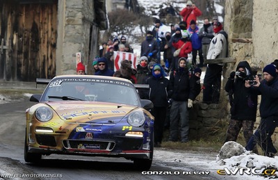 François Delecour - Dominique Savignoni
83º Rallye Automobile Monte-Carlo 2015. Porsche 997 GT3 Cup RGT. Clasificado 23º.

Del 21 al 25 de Enero, Gap - Monaco.
Superficie: asfalto - nieve.

El Rallye constaba de 4 etapas con un total de 1383.15 km de los que 355.48 km divididos en 15 tramos eran cronometrados.

Tomaron la salida 94 equipos, finalizaron 78.

© Gonzalo Belay

Palabras clave: Porsche;Montecarlo;2015