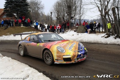 François Delecour - Dominique Savignoni
83º Rallye Automobile Monte-Carlo 2015. Porsche 997 GT3 Cup RGT. Clasificado 23º.

Del 21 al 25 de Enero, Gap - Monaco.
Superficie: asfalto - nieve.

El Rallye constaba de 4 etapas con un total de 1383.15 km de los que 355.48 km divididos en 15 tramos eran cronometrados.

Tomaron la salida 94 equipos, finalizaron 78.

© Gonzalo Belay

Palabras clave: Porsche;Montecarlo;2015