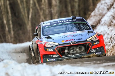 Thierry Neuville -  Nicolas Gilsoul
84º Rallye Automobile de Montecarlo 2016. Hyundai NG i20 WRC (ALZ WR 12). Clasificado 3º.
Hyundai Motorsport

Del 18 al 21 de Enero, Gap - Monaco.
Superficie: asfalto - nieve.

El Rallye constaba de 4 etapas con un total de 11411.85 km de los que 382.65 km divididos en 15 tramos eran cronometrados, (2 de ellos fueron cancelados SS1 Entrevaux - Val-de-Chalvagne - Ubraye de 21,25 km y SS16 Lucéram - Col St-Roch 2 de 5,5 km).

Tomaron la salida 73 equipos, finalizaron 54.

© Attila Szabo

Palabras clave: Hyndai;WRC;Montecarlo;2016