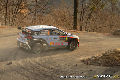 Thierry Neuville -  Nicolas Gilsoul
84º Rallye Automobile de Montecarlo 2016. Hyundai NG i20 WRC (ALZ WR 12). Clasificado 3º.
Hyundai Motorsport

Del 18 al 21 de Enero, Gap - Monaco.
Superficie: asfalto - nieve.

El Rallye constaba de 4 etapas con un total de 11411.85 km de los que 382.65 km divididos en 15 tramos eran cronometrados, (2 de ellos fueron cancelados SS1 Entrevaux - Val-de-Chalvagne - Ubraye de 21,25 km y SS16 Lucéram - Col St-Roch 2 de 5,5 km).

Tomaron la salida 73 equipos, finalizaron 54.

© Johan Dubee

Palabras clave: Hyndai;WRC;Montecarlo;2016