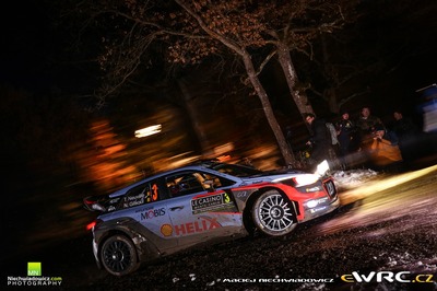 Thierry Neuville -  Nicolas Gilsoul
84º Rallye Automobile de Montecarlo 2016. Hyundai NG i20 WRC (ALZ WR 12). Clasificado 3º.
Hyundai Motorsport

Del 18 al 21 de Enero, Gap - Monaco.
Superficie: asfalto - nieve.

El Rallye constaba de 4 etapas con un total de 11411.85 km de los que 382.65 km divididos en 15 tramos eran cronometrados, (2 de ellos fueron cancelados SS1 Entrevaux - Val-de-Chalvagne - Ubraye de 21,25 km y SS16 Lucéram - Col St-Roch 2 de 5,5 km).

Tomaron la salida 73 equipos, finalizaron 54.

© Marciej Niechwiadowicz

Palabras clave: Hyndai;WRC;Montecarlo;2016