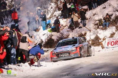 Thierry Neuville -  Nicolas Gilsoul
84º Rallye Automobile de Montecarlo 2016. Hyundai NG i20 WRC (ALZ WR 12). Clasificado 3º.
Hyundai Motorsport

Del 18 al 21 de Enero, Gap - Monaco.
Superficie: asfalto - nieve.

El Rallye constaba de 4 etapas con un total de 11411.85 km de los que 382.65 km divididos en 15 tramos eran cronometrados, (2 de ellos fueron cancelados SS1 Entrevaux - Val-de-Chalvagne - Ubraye de 21,25 km y SS16 Lucéram - Col St-Roch 2 de 5,5 km).

Tomaron la salida 73 equipos, finalizaron 54.

© Marciej Niechwiadowicz

Palabras clave: Hyndai;WRC;Montecarlo;2016
