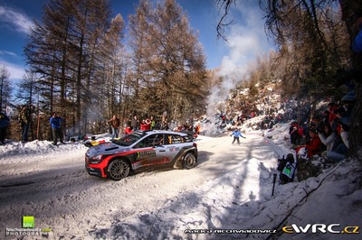 Thierry Neuville -  Nicolas Gilsoul
84º Rallye Automobile de Montecarlo 2016. Hyundai NG i20 WRC (ALZ WR 12). Clasificado 3º.
Hyundai Motorsport

Del 18 al 21 de Enero, Gap - Monaco.
Superficie: asfalto - nieve.

El Rallye constaba de 4 etapas con un total de 11411.85 km de los que 382.65 km divididos en 15 tramos eran cronometrados, (2 de ellos fueron cancelados SS1 Entrevaux - Val-de-Chalvagne - Ubraye de 21,25 km y SS16 Lucéram - Col St-Roch 2 de 5,5 km).

Tomaron la salida 73 equipos, finalizaron 54.

© Marciej Niechwiadowicz

Palabras clave: Hyndai;WRC;Montecarlo;2016