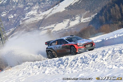 Thierry Neuville -  Nicolas Gilsoul
84º Rallye Automobile de Montecarlo 2016. Hyundai NG i20 WRC (ALZ WR 12). Clasificado 3º.
Hyundai Motorsport

Del 18 al 21 de Enero, Gap - Monaco.
Superficie: asfalto - nieve.

El Rallye constaba de 4 etapas con un total de 11411.85 km de los que 382.65 km divididos en 15 tramos eran cronometrados, (2 de ellos fueron cancelados SS1 Entrevaux - Val-de-Chalvagne - Ubraye de 21,25 km y SS16 Lucéram - Col St-Roch 2 de 5,5 km).

Tomaron la salida 73 equipos, finalizaron 54.

© Nicolas Millet

Palabras clave: Hyndai;WRC;Montecarlo;2016