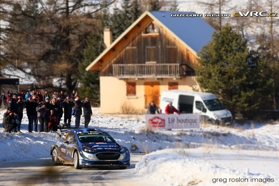 Ott Tänak - Martin Järveoja
85º Rallye Automobile de Montecarlo 2017. Ford Fiesta WRC (WRT 2). Clasificado 3º.
M-Sport World Rally Team

Del 18 al 21 de Enero, Gap - Monaco.
Superficie: asfalto - nieve.

El Rallye constaba de 4 etapas con un total de 11411.85 km de los que 382.65 km divididos en 15 tramos eran cronometrados, (2 de ellos fueron cancelados SS1 Entrevaux - Val-de-Chalvagne - Ubraye de 21,25 km y SS16 Lucéram - Col St-Roch 2 de 5,5 km).

Tomaron la salida 73 equipos, finalizaron 54.

© Greg Roslon

Palabras clave: Ford;Fiesta;WRC;Montecarlo;2017