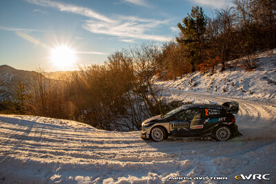 Ott Tänak - Martin Järveoja
85º Rallye Automobile de Montecarlo 2017. Ford Fiesta WRC (WRT 2). Clasificado 3º.
M-Sport World Rally Team

Del 18 al 21 de Enero, Gap - Monaco.
Superficie: asfalto - nieve.

El Rallye constaba de 4 etapas con un total de 11411.85 km de los que 382.65 km divididos en 15 tramos eran cronometrados, (2 de ellos fueron cancelados SS1 Entrevaux - Val-de-Chalvagne - Ubraye de 21,25 km y SS16 Lucéram - Col St-Roch 2 de 5,5 km).

Tomaron la salida 73 equipos, finalizaron 54.

© Miroslav Stokr

Palabras clave: Ford;Fiesta;WRC;Montecarlo;2017