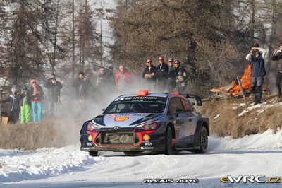 Dani Sordo - Marc Martí
85º Rallye Automobile de Montecarlo 2017. Hyundai i20 Coupe WRC (ALZ WR 21). Clasificado 4º.
Hyundai Motorsport

Del 18 al 21 de Enero, Gap - Monaco.
Superficie: asfalto - nieve.

El Rallye constaba de 4 etapas con un total de 11411.85 km de los que 382.65 km divididos en 15 tramos eran cronometrados, (2 de ellos fueron cancelados SS1 Entrevaux - Val-de-Chalvagne - Ubraye de 21,25 km y SS16 Lucéram - Col St-Roch 2 de 5,5 km).

Tomaron la salida 73 equipos, finalizaron 54.

© Alexis Joye

Palabras clave: Hyundai;WRC;Montecarlo;2017